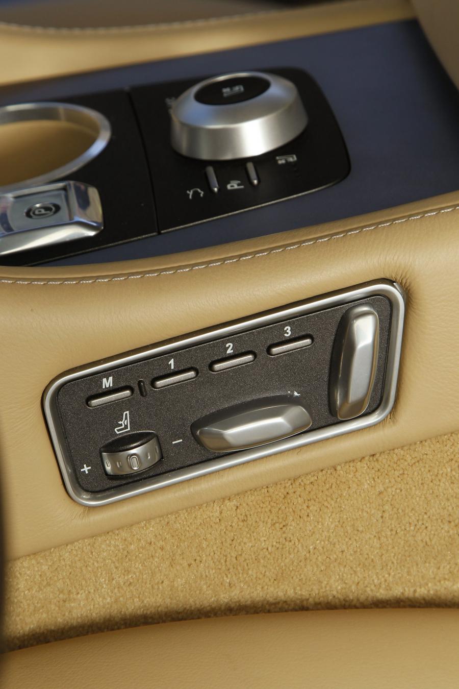 Детали интерьера Aston Martin Rapide 2010 года  (фото 92 из 190)